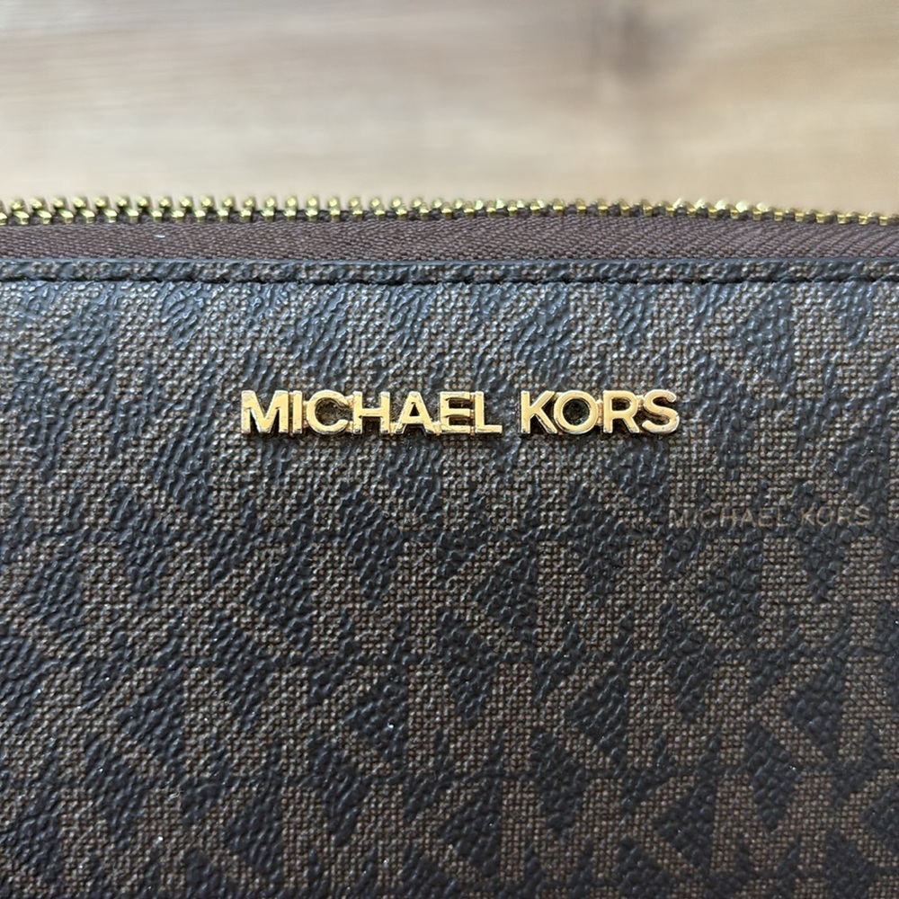 Michael Kors Signature Zip-Around Wallet - Picture 5 of 11